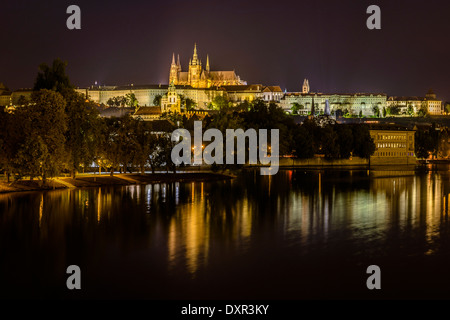 Schöne Nacht Zeit Illuminationen der Prager Burg und St. Vitus Cathedral spiegelt sich in der Moldau Stockfoto