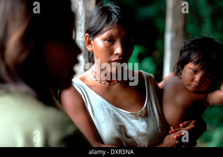 Eine Familie der Warao-Indianer im Orinoco-Delta. Die Warao sind ein indigenes Volk bewohnen nordöstlichen Venezuela und westliche Stockfoto