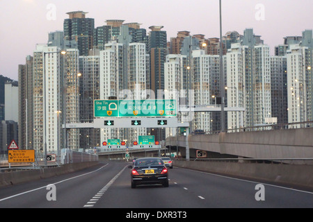 Hong Kong, China, Wolkenkratzer auf der Autobahn 3 in Richtung Yuen Long Stockfoto