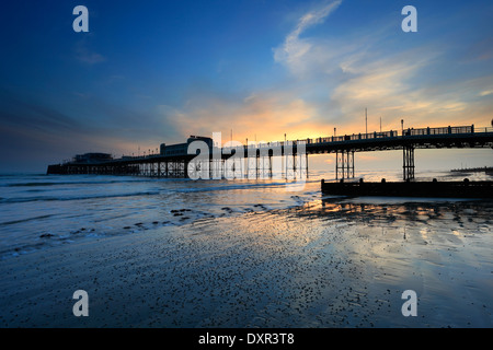 Sonnenuntergang über den viktorianischen Pier, Worthing Stadt, Grafschaft West Sussex, England, UK Stockfoto