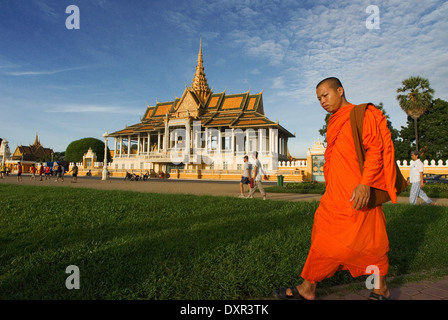 Mönche gehen außerhalb des königlichen Palastes. Phnom Penh. Glänzend Gold, der königliche Palast ist einer der Phnom Penh? s prächtigste Archite Stockfoto