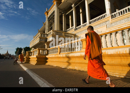 Mönche gehen außerhalb des königlichen Palastes. Phnom Penh. Glänzend Gold, der königliche Palast ist einer der Phnom Penh? s prächtigste Archite Stockfoto