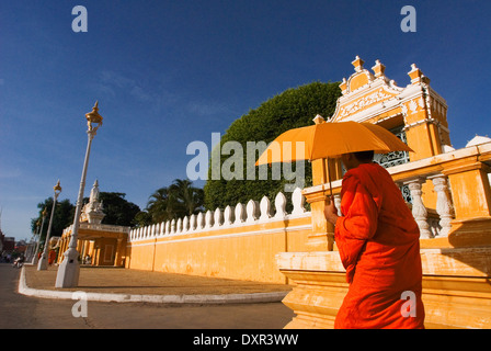 Mönche gehen außerhalb des königlichen Palastes. Phnom Penh. Glänzend Gold, der königliche Palast ist einer der Phnom Penh? s prächtigste Archite Stockfoto