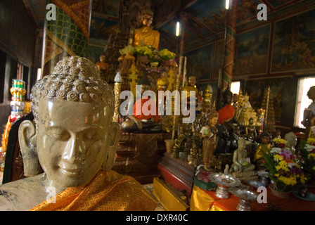 Innen Wat Phnom, Phnom Penh, Kambodscha. Kerzen und Buddha-Statue im Wat Phnom, Phnom Penh, Kambodscha. Wat Phnom ist ein Buddhist Stockfoto