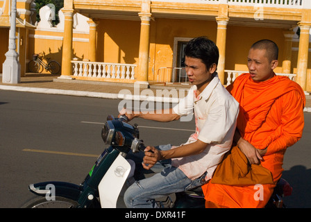 Mönch in einem Motorrad außerhalb des königlichen Palastes. Phnom Penh. Der königliche Palast von Kambodscha ist ein Komplex von Gebäuden, auch wenn Stockfoto