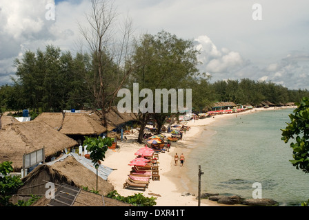 Sihanoukville Strand. In der Abenddämmerung wird zum Treffpunkt, ein gutes Bier zu genießen. Sihanoukville (Krong Preah Seihanu), ehemals Kompo Stockfoto