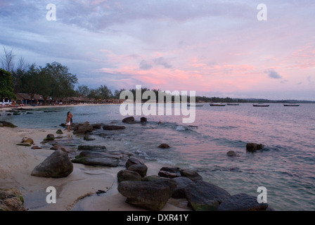 Sihanoukville Strand. In der Abenddämmerung wird zum Treffpunkt, ein gutes Bier zu genießen. Sihanoukville (Krong Preah Seihanu), ehemals Kompo Stockfoto