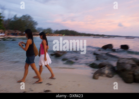 Sihanoukville Strand. In der Abenddämmerung wird zum Treffpunkt, ein gutes Bier zu genießen. Sihanoukville (Krong Preah Seihanu), ehemals Kompo Stockfoto