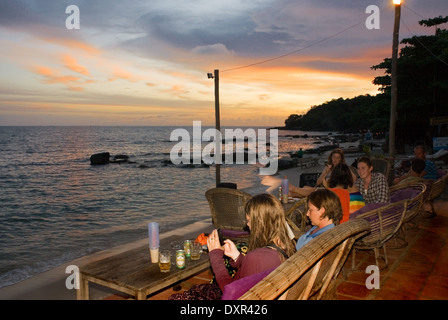 Sihanoukville Strand. In der Abenddämmerung wird zum Treffpunkt, ein gutes Bier zu genießen. Sihanoukville (Krong Preah Seihanu), ehemals Kompo Stockfoto