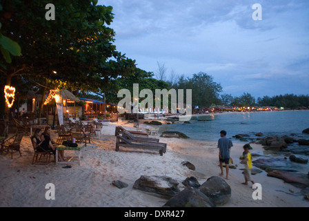 Sihanoukville Strand. In der Abenddämmerung wird zum Treffpunkt, ein gutes Bier zu genießen. Sihanoukville (Krong Preah Seihanu), ehemals Kompo Stockfoto