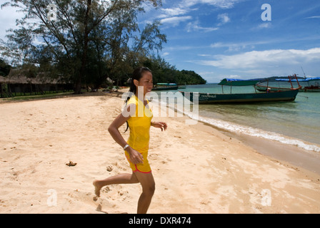 Strand auf der Insel Koh Russei. Koh Russei, auch namens Koh Russey oder Bamboo Island ist eine grüne, mündelsichere Halbmond ruhen o Stockfoto