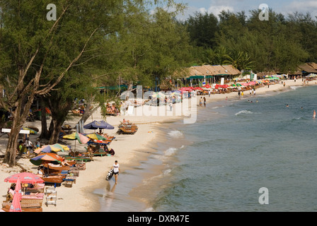 Sihanoukville Strand. In der Abenddämmerung wird zum Treffpunkt, ein gutes Bier zu genießen. Sihanoukville (Krong Preah Seihanu), ehemals Kompo Stockfoto