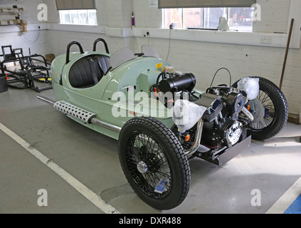 Morgan Motor Car Factory zeigt einen 3-Wheeler in Produktion. Aufgenommen im September 2013 Stockfoto