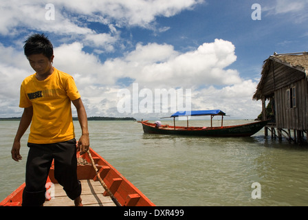 Hütte im Ream National Park. Ein rotes Boot nähert. Ream National Park liegt 18 Kilometer vom Stadtzentrum von Sihanoukville, in Richtung P Stockfoto