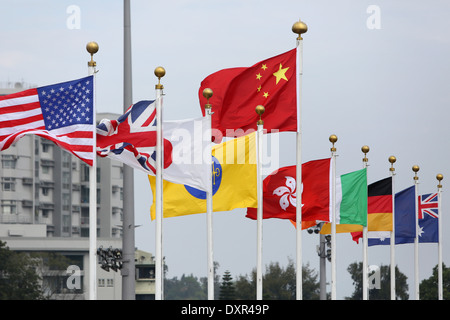 Hong Kong, China, Nationalflaggen verschiedener Länder, die im wind Stockfoto