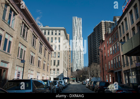 Beekman Street in South Street Seaport, mit Blick auf das Gehry-Gebäude 8 Spruce St. Stockfoto