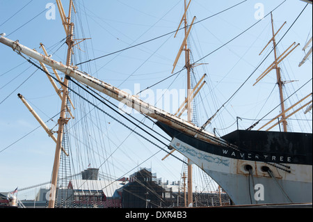 Masten und Bug der Wavertree und Peking, zwei der historischen Schiffe im Besitz von der South Street Seaport Museum. Stockfoto