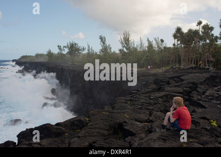 Klippen Arabe Ou Les Puits Volcanique Garten in der Nähe von St. Philippe. Es ist mit FX'family, die wir im großen wilden Süden lassen Sie für einen schönen Tag an der wilden Küste. Die Wanderung beginnt ab dem Tag zwei Wale in der Nähe der gut Arabisch, führt entlang der Quai de Limón, dann die Lava flow von 1986 an der Pointe De La Table. Die Rückkehr ist entlang der Wand von Lava. Sehr Kinder freundlich Wanderung, einschließlich Margaux entdecken Lavaröhren auf Größe. Stockfoto