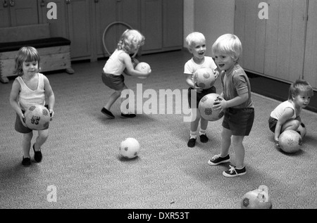 Berlin, DDR, kleine Kinder spielen mit Bällen in einer Kindertagesstaette Stockfoto