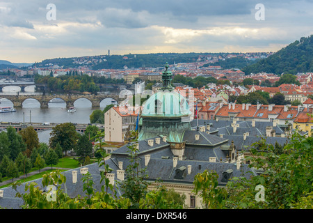 Luftaufnahme von Prag aus Petrin-Hügel, zeigt Charles Brücke und Vltava (Moldau) Stockfoto