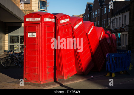 Tumbling Telefonzellen, Skulptur "Out of Order" von David Mach, alte London Road, Kingston, London, UK Stockfoto