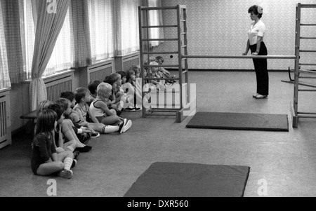 Berlin, DDR, Kinder im Vorschulalter und Lehrer im Sportunterricht Stockfoto