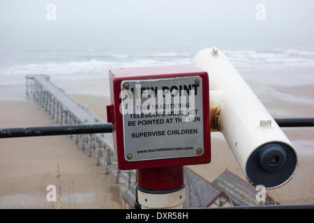 Der Cleveland Way Küstenweg mit Blick auf den Saltburn Pier von der oberen Promenade an einem nebligen Morgen. North Yorkshire, England. VEREINIGTES KÖNIGREICH Stockfoto