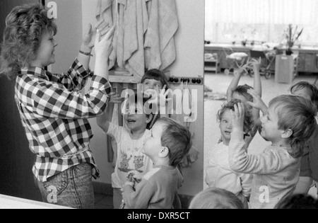 Berlin, DDR, Kinder und Lehrer in einer Kindertagesstaette Stockfoto