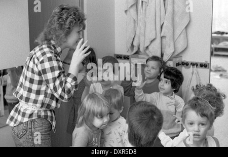 Berlin, DDR, Kinder und Lehrer in einer Kindertagesstaette Stockfoto