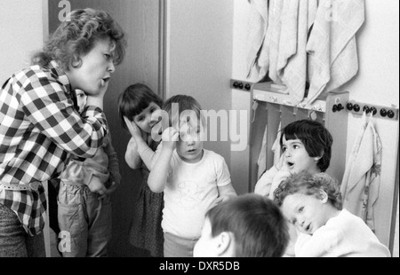 Berlin, DDR, Kinder und Lehrer in einer Kindertagesstaette Stockfoto