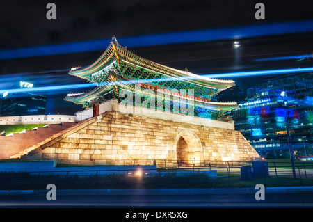 Die rekonstruierte Namdaemun-Tor in der Nacht in Seoul, Südkorea. Stockfoto