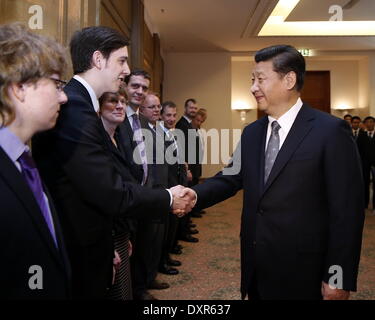 Berlin, Deutschland. 29. März 2014. Chinese President Xi Jinping (R) trifft sich mit deutschen Sinologen, Vertreter von Lehrern aus dem Konfuzius-Institut und Studierende Chinesen in Berlin, Deutschland, 29. März 2014. Bildnachweis: Ju Peng/Xinhua/Alamy Live-Nachrichten Stockfoto