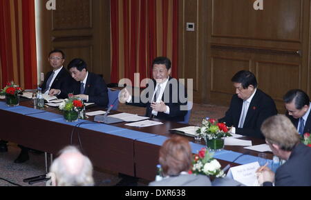 Berlin, Deutschland. 29. März 2014. Chinese President Xi Jinping (C) spricht beim Treffen mit deutschen Sinologen, Vertreter von Lehrern aus dem Konfuzius-Institut und Studierende Chinesen in Berlin, Deutschland, 29. März 2014. Bildnachweis: Ju Peng/Xinhua/Alamy Live-Nachrichten Stockfoto