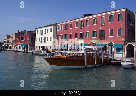 Gebäude und Schiffe entlang des Kanals in Muranoinsel in Venedig Stockfoto