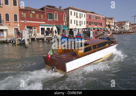 Gebäude und Schiffe entlang des Kanals in Muranoinsel in Venedig Stockfoto