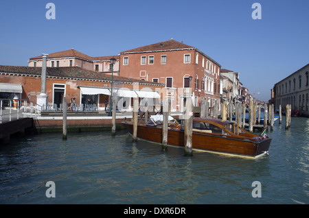 Gebäude und Schiffe entlang des Kanals in Muranoinsel in Venedig Stockfoto