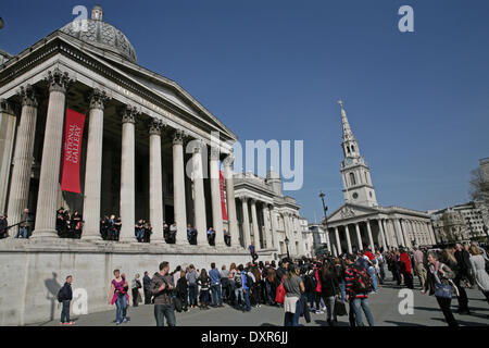 London, UK, 29. März 2014, Menschenmassen auf dem Trafalgar Square und der National Gallery wurde im Frühjahr Apartmenthaus Credit getaucht: Keith Larby/Alamy Live News Stockfoto