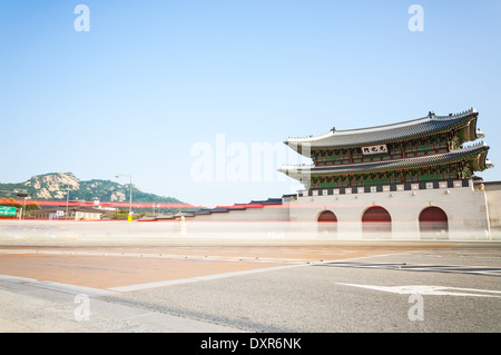 Traditionelle koreanische Architektur im Gyeongbokgung Palace in Seoul, Südkorea. Stockfoto