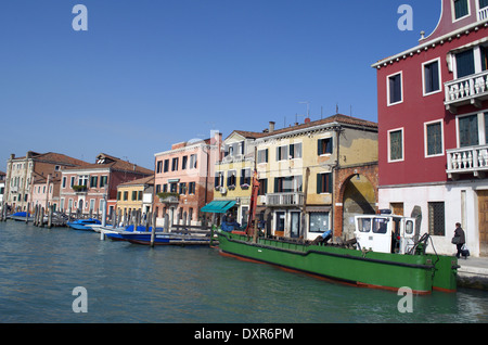 Gebäude und Schiffe entlang des Kanals in Muranoinsel in Venedig Stockfoto