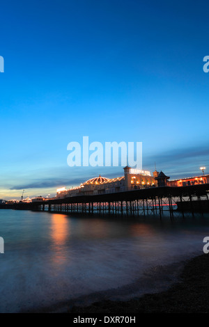 Abenddämmerung Farben über Brighton Palace Pier, Brighton City, Brighton & Hove, Sussex County, England, UK Stockfoto