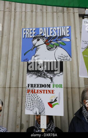 Dublin, Irland. 29. März 2014. Ein Demonstrant hält ein Schild, das "Freies Palästina" und "Freiheit für Palästina" liest. Die Irland-Palästina-Solidarität-Kampagne (IPSC) protestierten in Dublins O' Connell Street zum 38. Jahrestag der 1976 Land Tag Protest gegen Diskriminierung der Palästinenser durch Israel und den Ausbau der israelischen Siedlungen auf palästinensischem Gebiet. Bildnachweis: Michael Debets/Alamy Live-Nachrichten Stockfoto