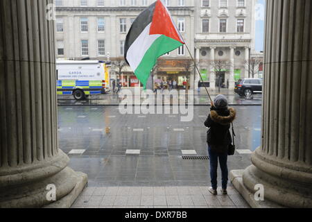 Dublin, Irland. 29. März 2014. Ein Demonstrant "Wellenlinien" eine palästinensische Flagge. Die Irland-Palästina-Solidarität-Kampagne (IPSC) protestierten in Dublins O' Connell Street zum 38. Jahrestag der 1976 Land Tag Protest gegen Diskriminierung der Palästinenser durch Israel und den Ausbau der israelischen Siedlungen auf palästinensischem Gebiet. Bildnachweis: Michael Debets/Alamy Live-Nachrichten Stockfoto