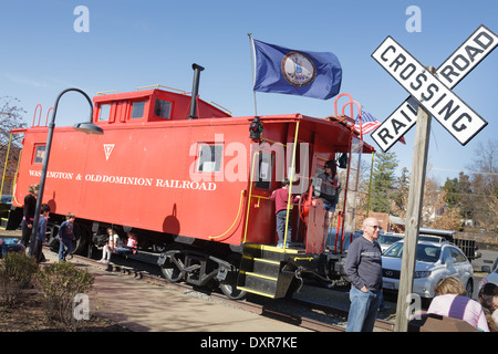 Familien spielen auf Dienstwagen, ehemaligen Washington and Old Dominion Railroad, heute ein Park in Vienna, Virginia. Stockfoto