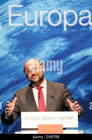 Hamburg, Deutschland. 29. März 2014. Der Präsident des Europäischen Parlaments und Spitzenreiter von der Partei der Europäischen Sozialisten Martin Schulz (SPD) spricht bei der SPD für den europäischen Wahlkampf in Hamburg, Deutschland, 29. März 2014 öffnen. Am 25. Mai 2014 wählen die Bürger der Europäischen Union dem Europäischen Parlament zum achten Mal. Foto: Malte Christen/Dpa/Alamy Live News Stockfoto