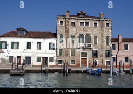 Gebäude und Schiffe entlang des Kanals in Muranoinsel in Venedig Stockfoto