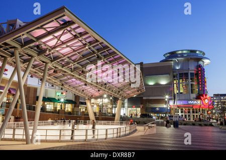 Outdoor-Eisbahn und Majestic Theater, Silver Spring, Maryland. Stockfoto