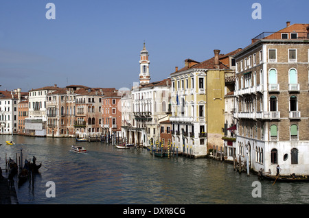 Häuser im Wasser entlang des Canal Grande in Venedig Stockfoto