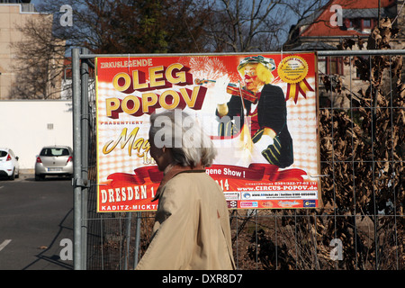 Ein Plakat für die neue show "Magic Life" des berühmten russischen Clown Oleg Popov gesehen in Dresden, Deutschland. Stockfoto