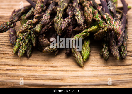 Rohen frischen Spargel Makro auf alten hölzernen Hintergrund Stockfoto