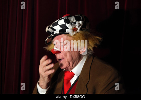 Berühmten russischen Clown Oleg Popov, im Alter von 83, bereitet sich auf seine neue Show "Magic Life" in Dresden, Deutschland. Stockfoto